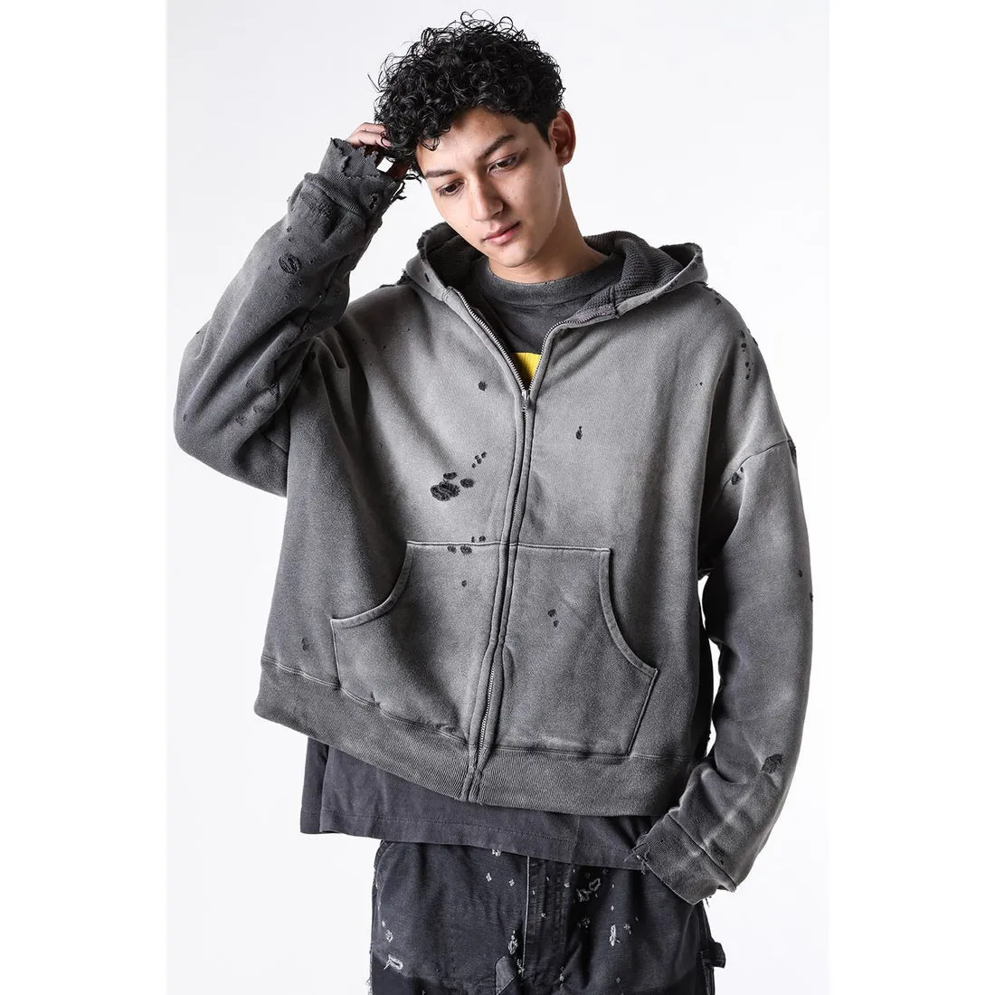 SAINT Mxxxxxx DBL FACE ZIP UP HOODIE/CHARCOAL Double-layer destroyed waffle zipper jacket, washed black S-XL, a style that has been used in the summer. After continuous fine polishing, it has finally been shipped. The finished product is simply a work of art. Super heavy washing to make the weather look old. Multiple water fades. Excessive manual wormhole damage processing. Deconstruction and reorganization embroidery technology. Custom-made zipper with LOGO. The color details of the zipper webbing are also correct. Original grade fruit main label and wash water label. Top purchasing grade. A layer of waffle fabric is added to the inner lining to make the overall texture stronger and increase the comfort and warmth of the wearer.